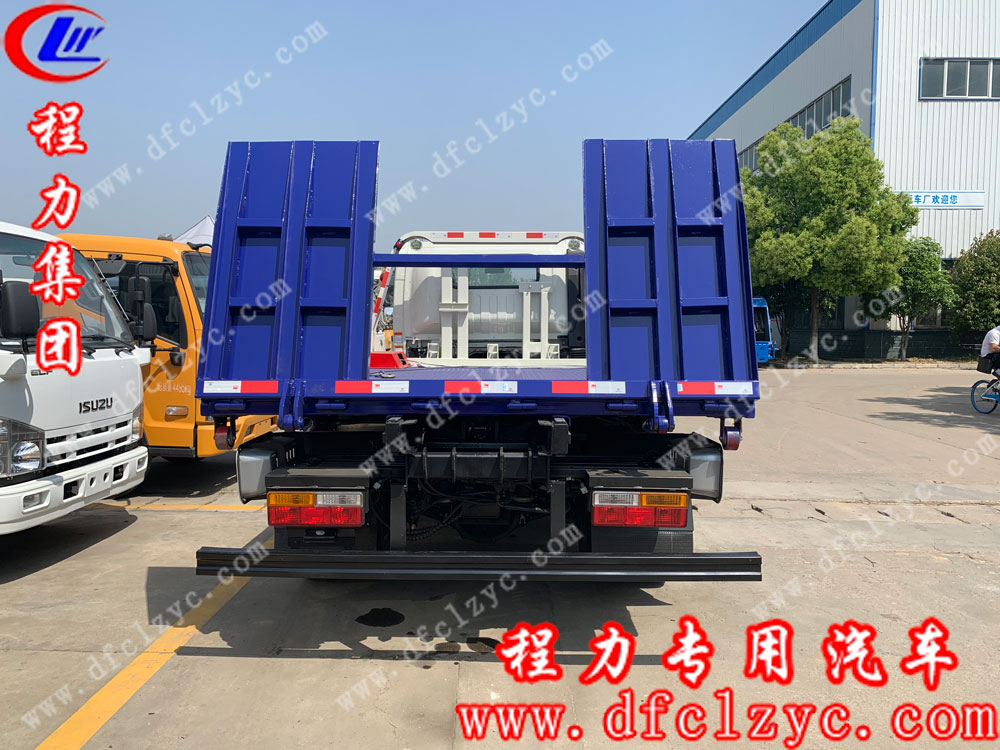 大運(yùn)一拖二清障車后面